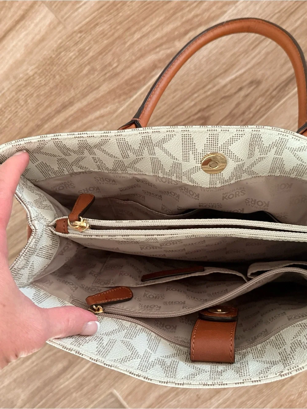 Michael Kors signature mk
